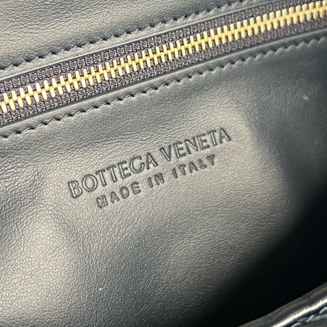 Bottega Veneta Hop Shoulder bag with Intrecciato craftsmanship in calf leather 796262 Shadow