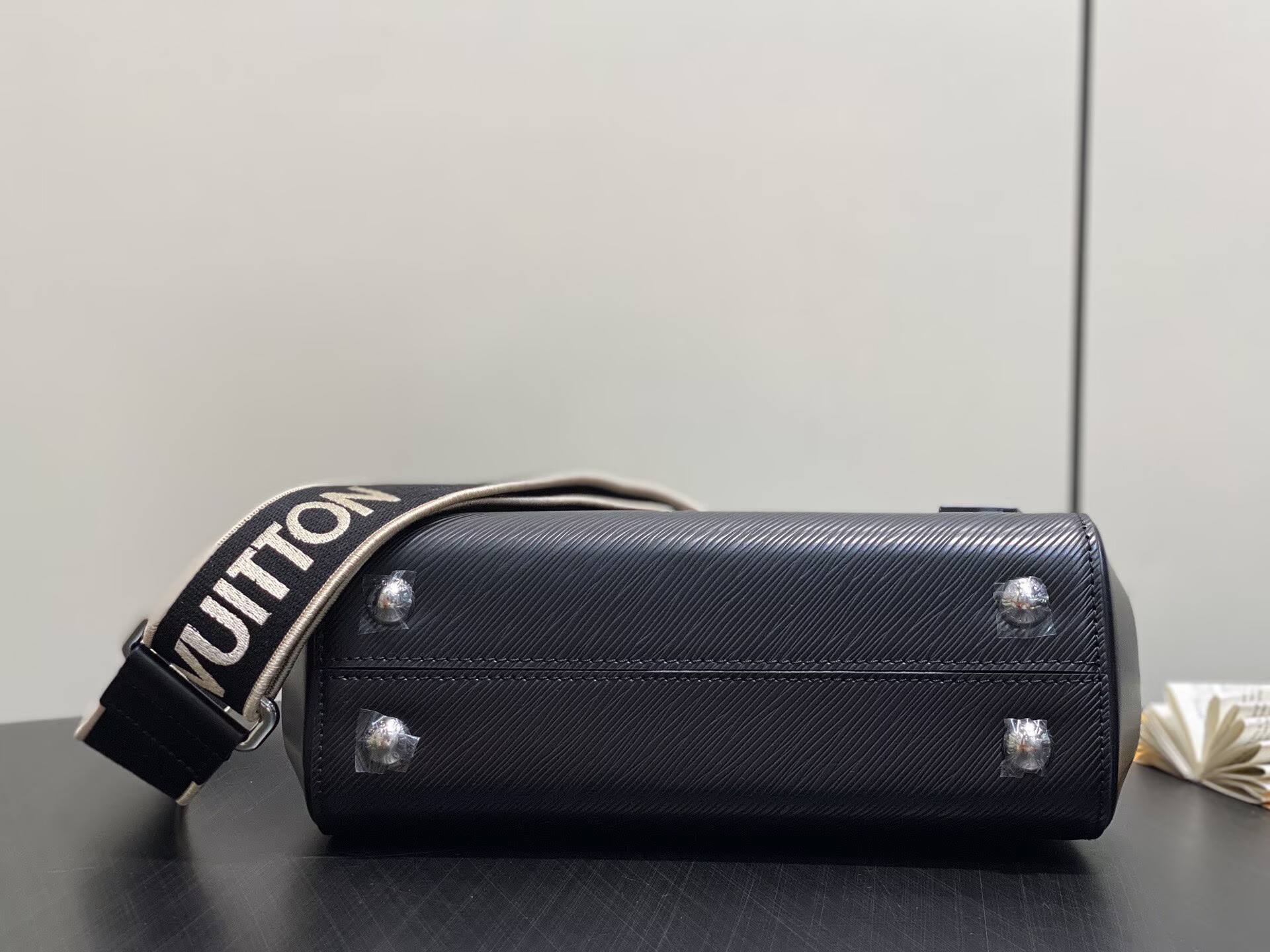 Louis Vuitton Cluny MM EPI Leather M58931 Black